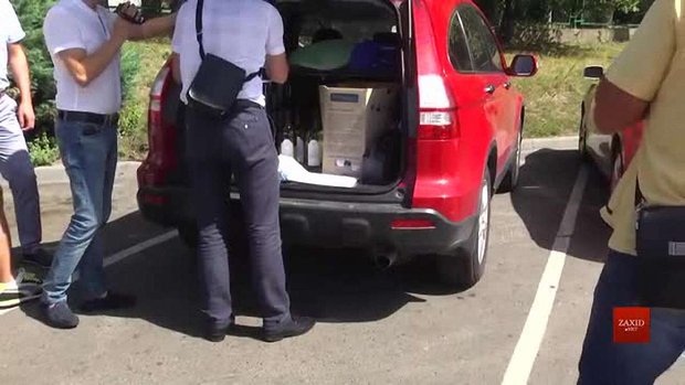 У машині керівника митного поста «Західний» знайшли гроші та вино