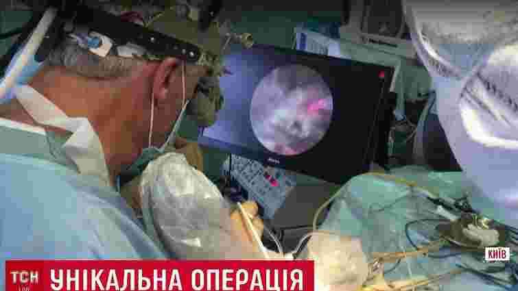 Українські хірурги провели унікальну операцію з видалення пухлини мозку