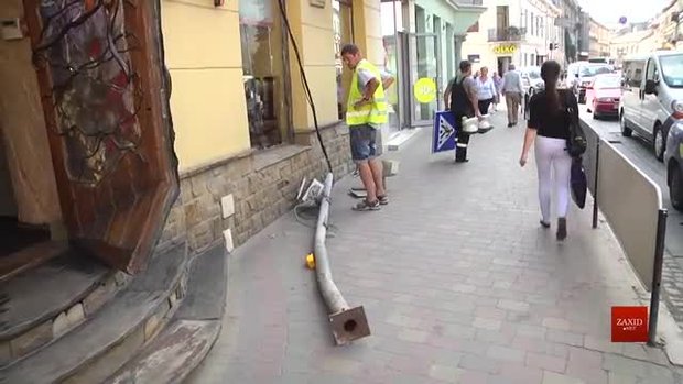 Львівська поліція знайшла розбитий Mercedes, водій якого зранку збив світлофор