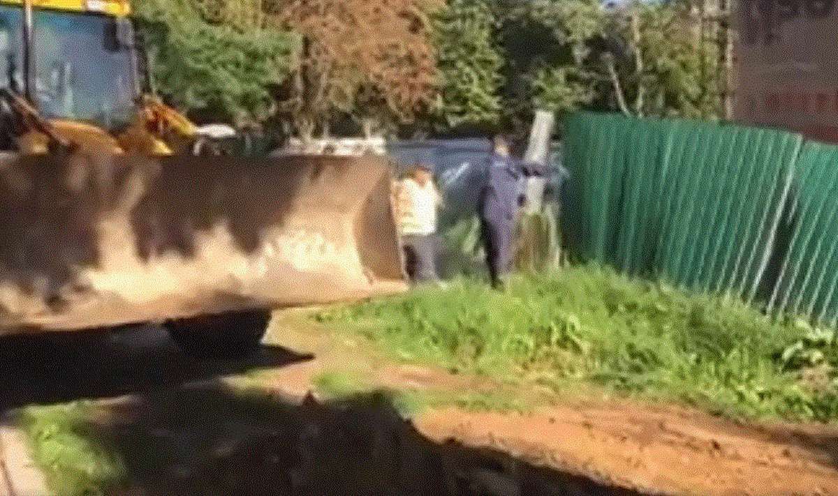 У Парку культури демонтували огорожу довкола самовільно захопленої банкіром землі