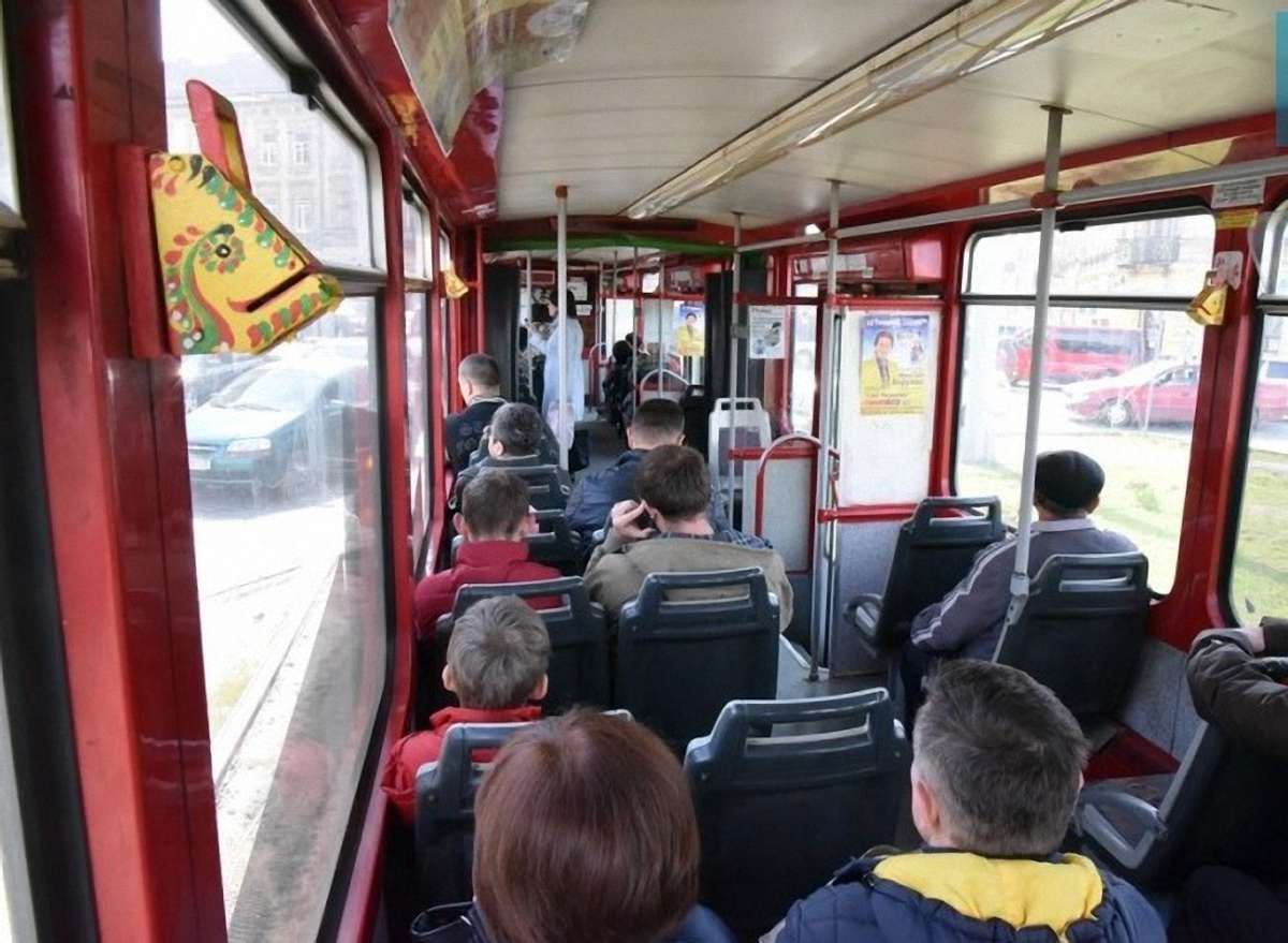 Патрульні оштрафували львів’янина за розпивання пива у трамваї