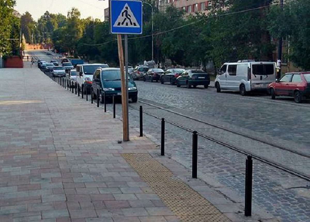 Біля Марсового поля у Львові встановили обмежувальні стовпчики