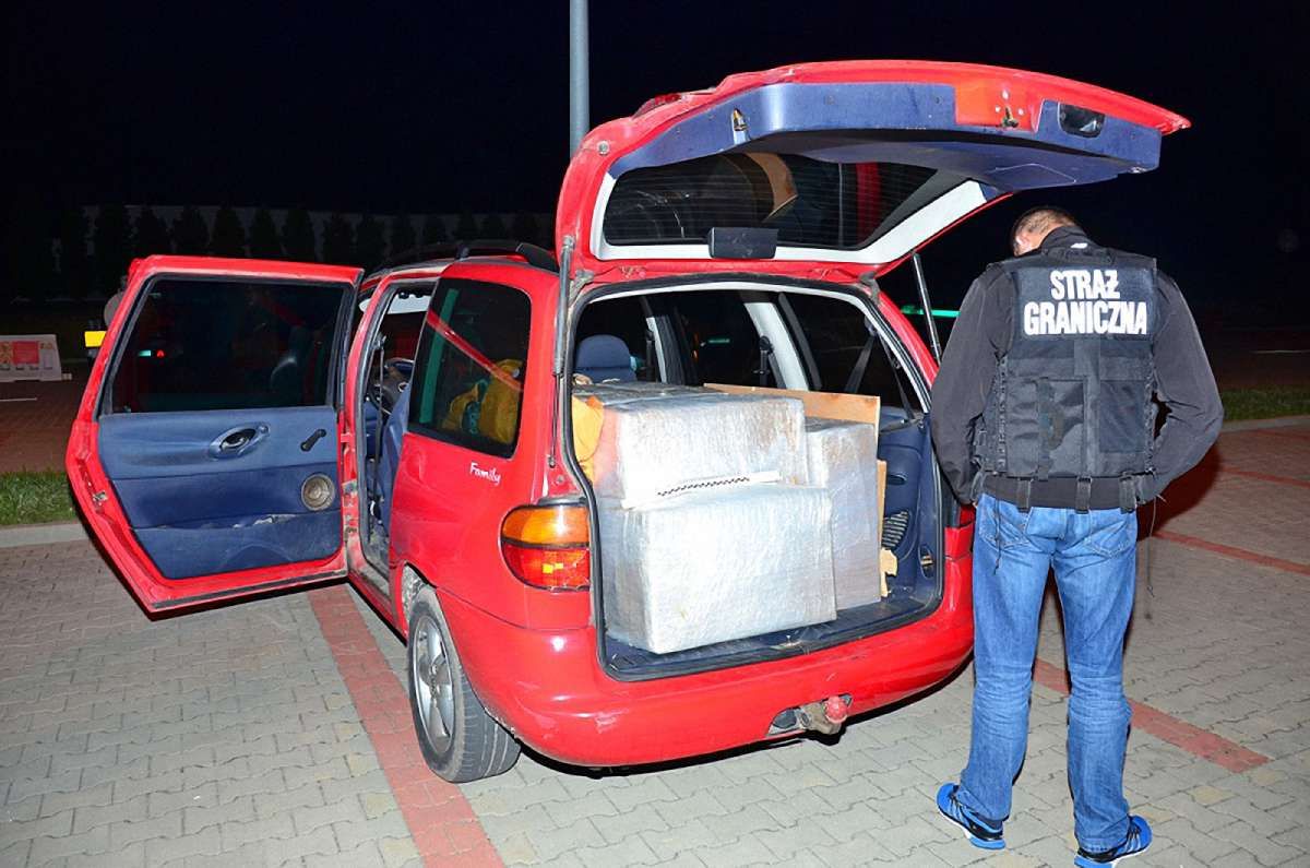 Із Польщі за ввіз контрабандних сигарет депортували двох українців