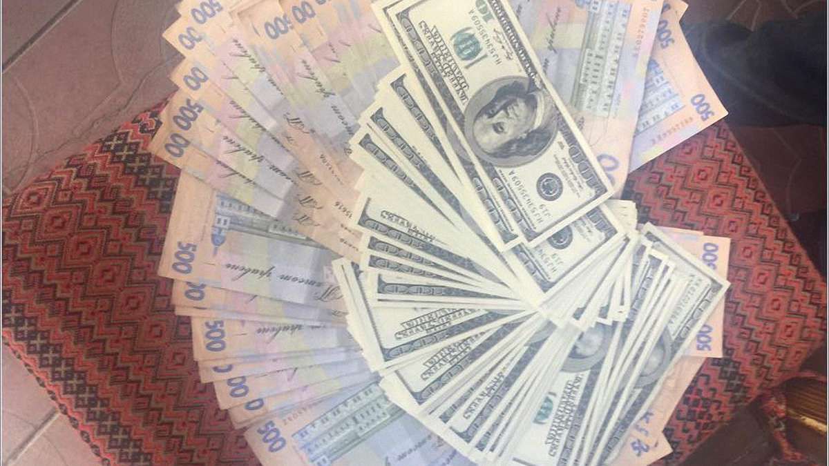 Прокуратура затримала на хабарі одного з керівників філії державного банку