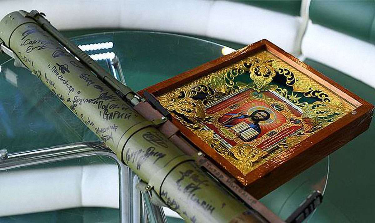 Бійці АТО передали у музей клубу «Карпат» експонати з передової