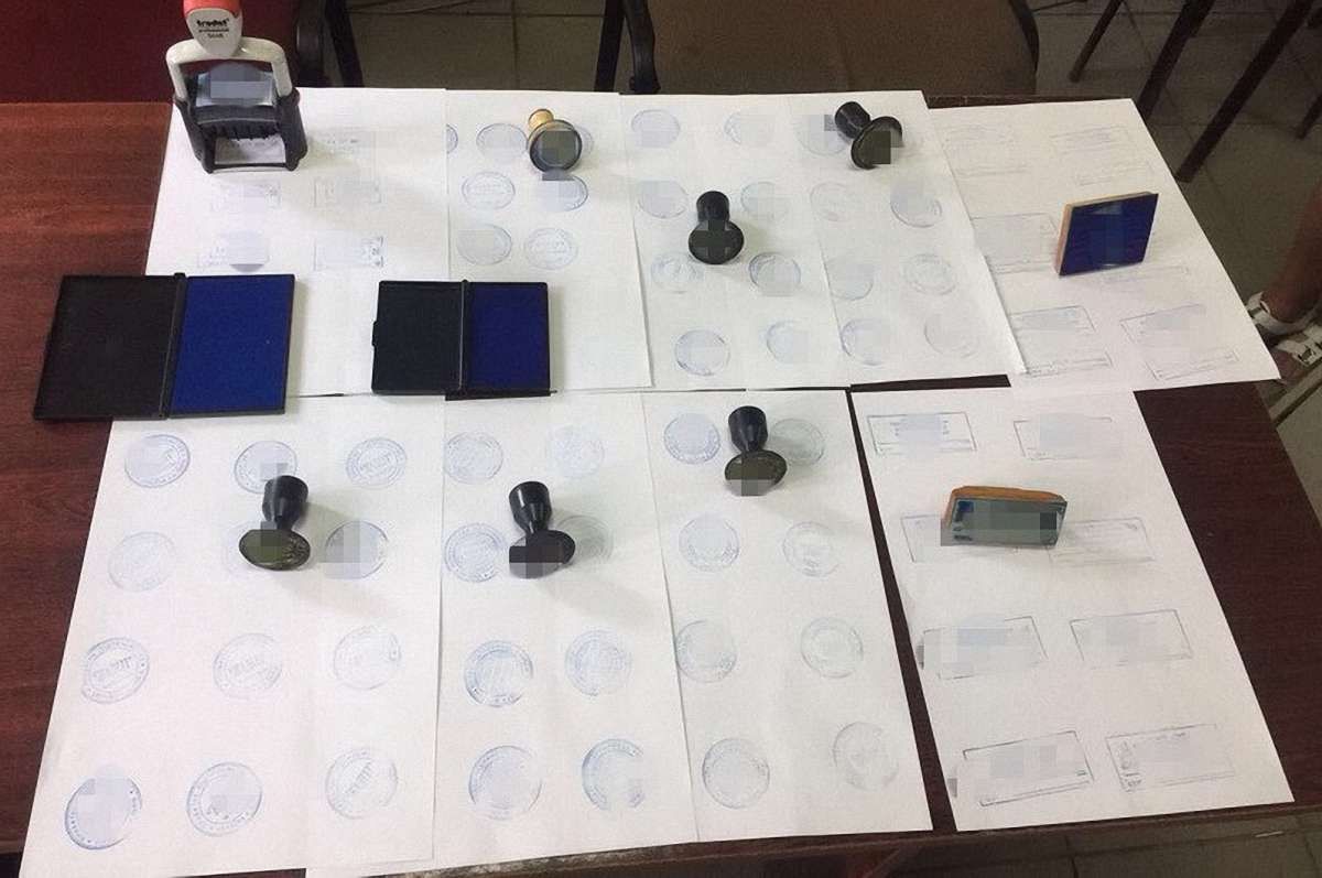 На Львівщині затримали зловмисників, які підробляли офіційні документи для отримання робочих віз
