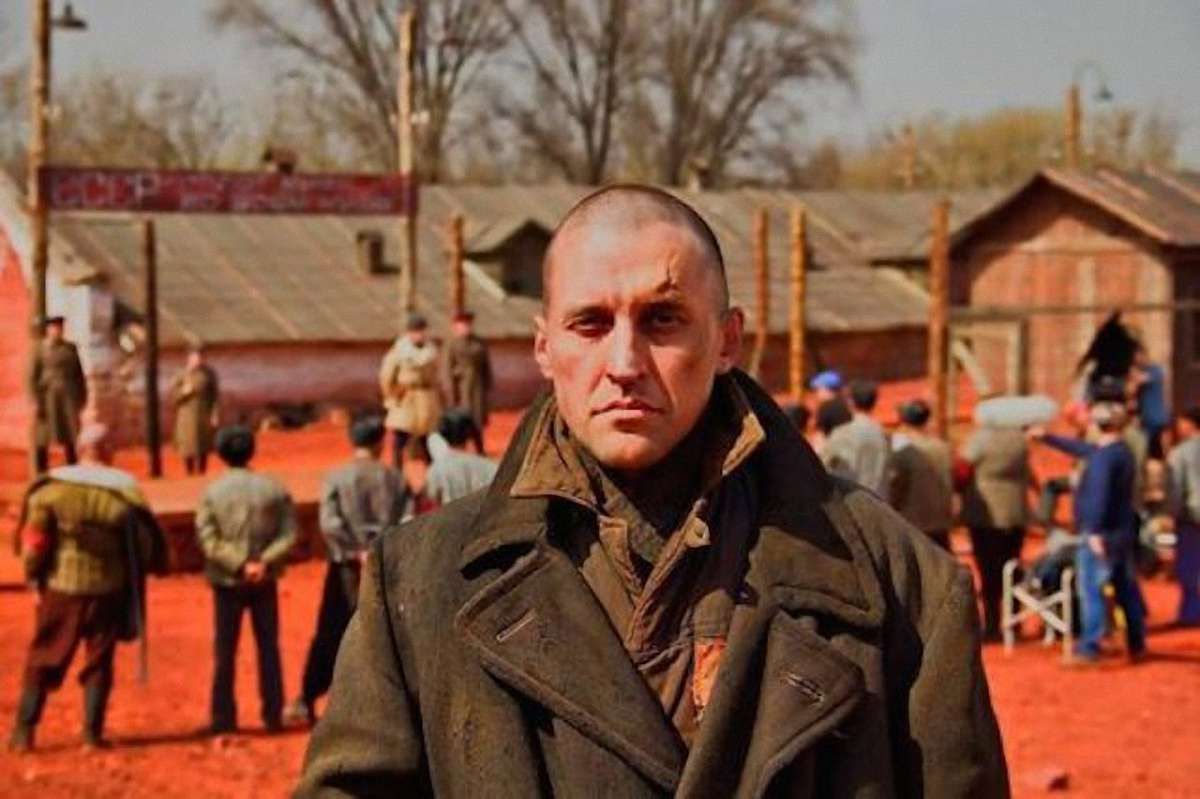 «Червоний – не герой з постаменту»