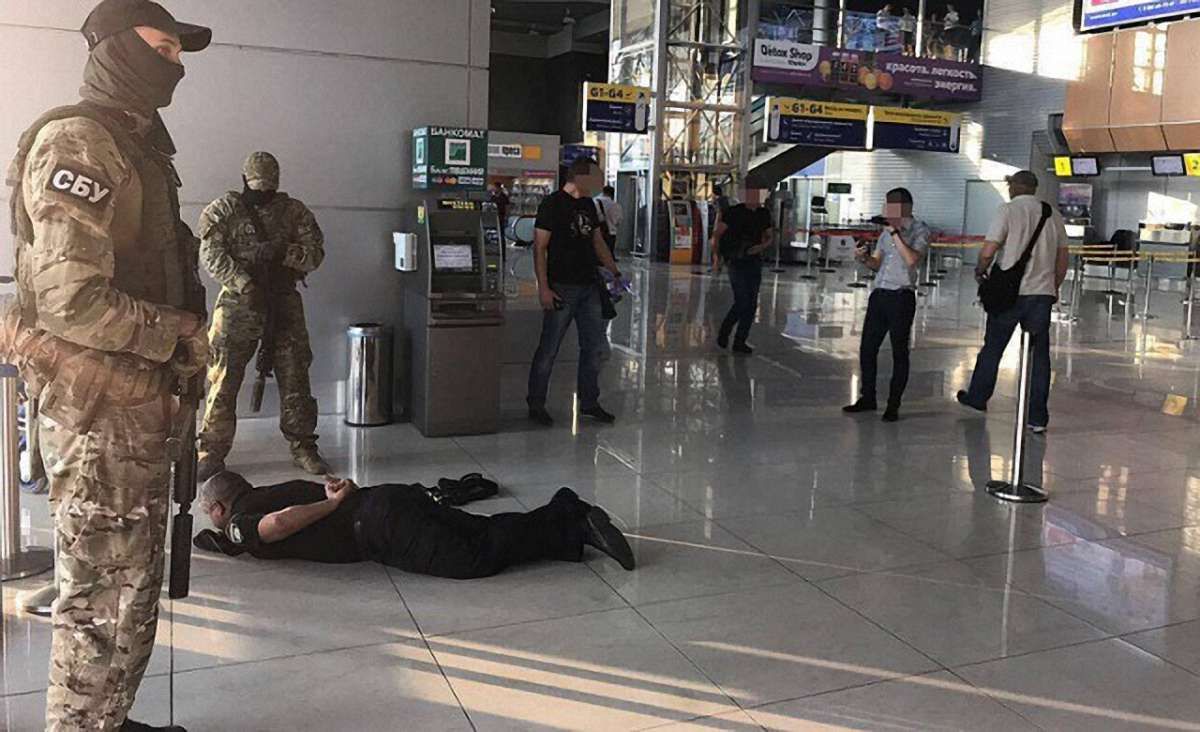 СБУ затримала на хабарі керівництво відділення поліції аеропорту Харкова