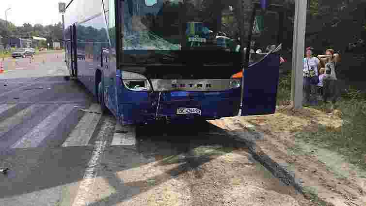 У Новояворівську туристичний автобус зіткнувся з легковиком