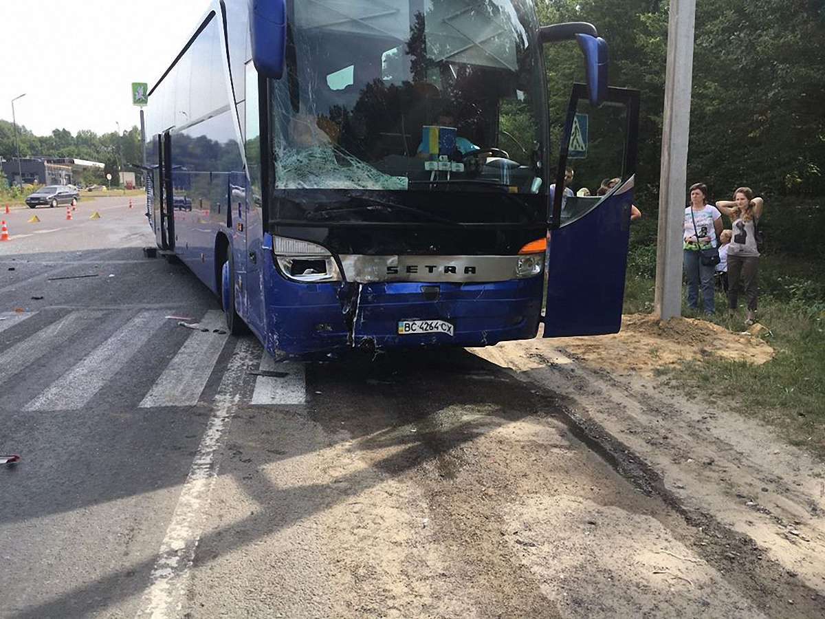 У Новояворівську туристичний автобус зіткнувся з легковиком