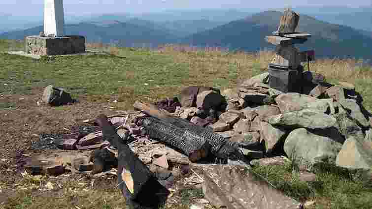 Невідомі вандали знищили 8-метровий поклінний хрест на горі Полонина Руна