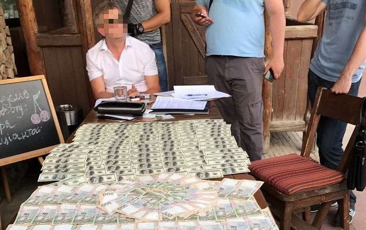 СБУ затримала на хабарі у Чернівцях топ-менеджера державного «Укрексімбанку»