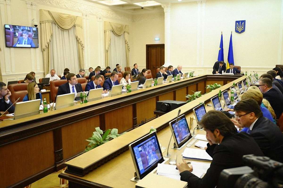 Кабмін затвердив оклади керівникам директоратів міністерств