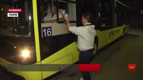 Волонтери роздавали водіям львівського громадського транспорту воду