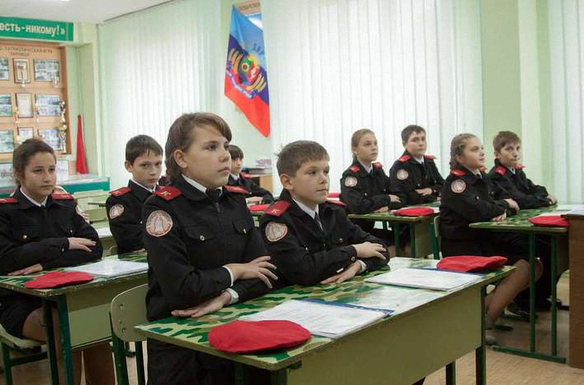 У двох луганських школах бойовики заборонили хлопцям навчатися з дівчатами