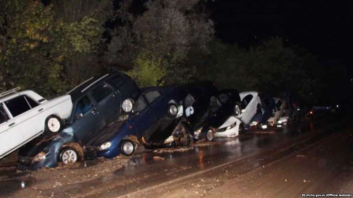 У Криму біля Судака злива змила з дороги кілька десятків автомобілів
