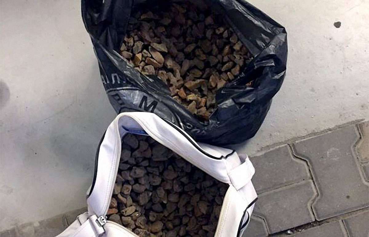 На Львівщині прикордонники затримали  чоловіка  з 9 кг бурштину