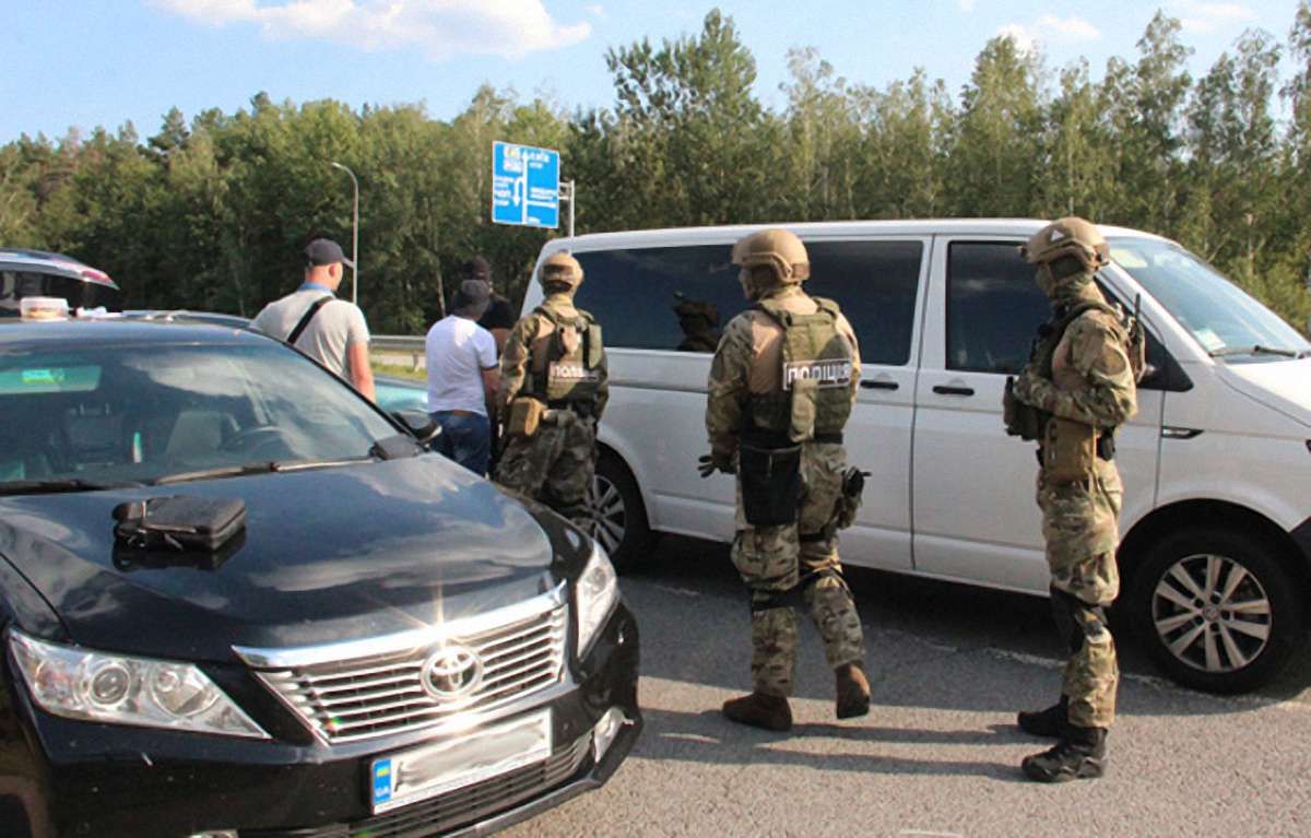 Біля Житомира затримали грузинського кримінальника з гранатою, бурштином і амфетаміном