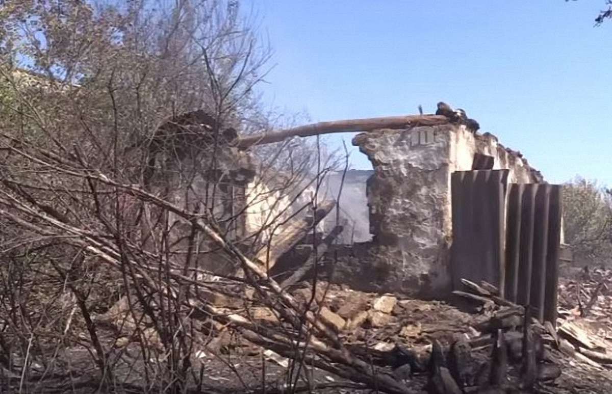 На Донбасі бойовики підпалили поля і спалили будинки мирних жителів