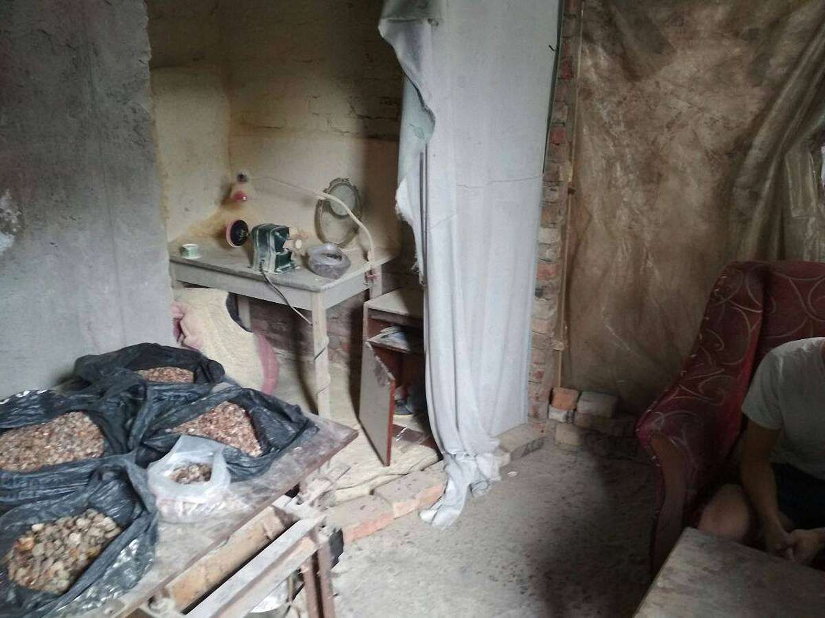 У Луцьку поліція викрила підпільну майстерню з обробки бурштину