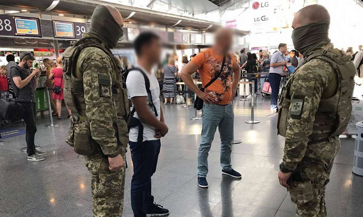 Китаєць намагався вивезти з України росіянку для роботи в індустрії інтимних послуг