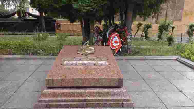Невідомі вандали понищили надгробок на Пагорбі слави у Львові