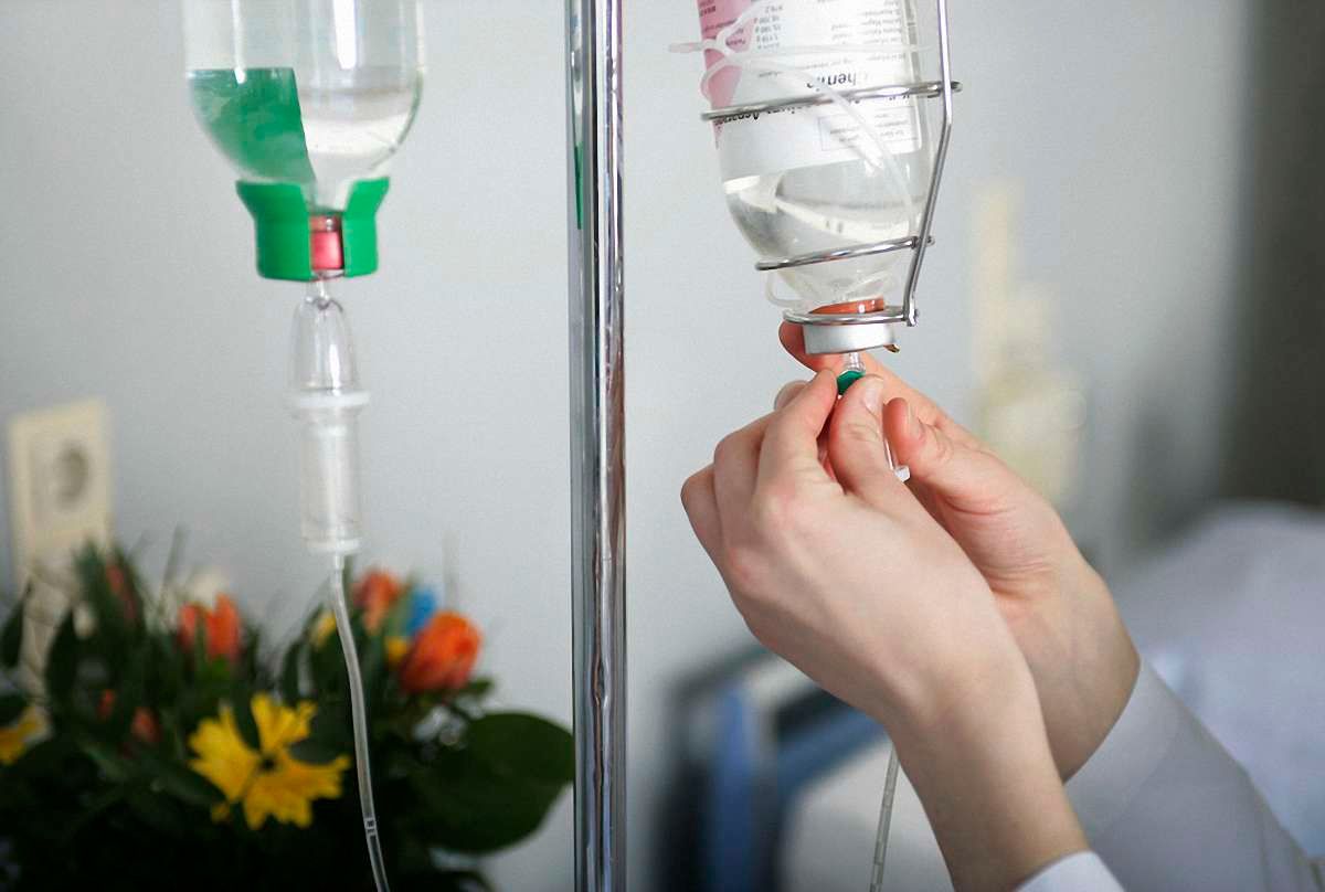 У Львові двоє чоловіків потрапили до реанімації з діагнозом ботулізм. Сироватки нема