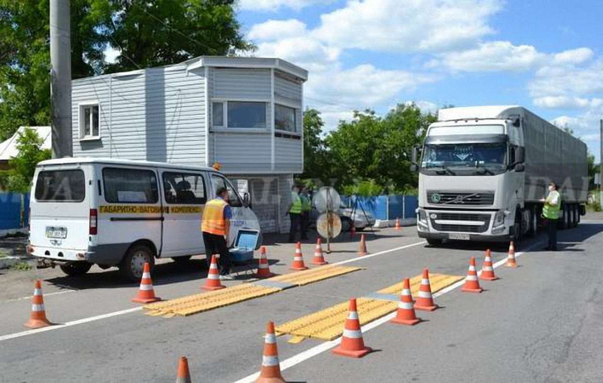 До кінця року на дорогах з'являться 78 вагових комплексів, – Гройсман