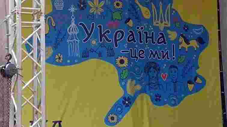 До Дня Незалежності у Броварах встановили карту України без Криму