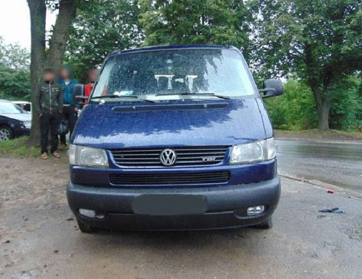 У Рівному двоє невідомих відібрали у валютника сумку з ₴800 тис.