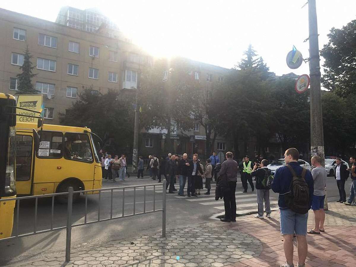 В Івано-Франківську працівники спиртзаводу перекрили вулицю