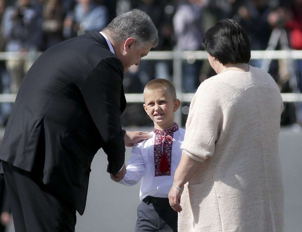 Петро Порошенко присвоїв звання героя України двом бійцям АТО