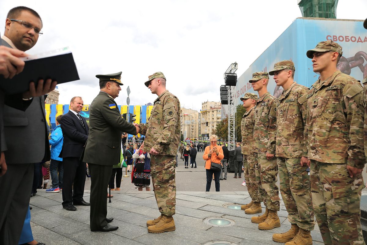 Міністр нагородив шістьох американців, які допомогли під час пожежі у Львові