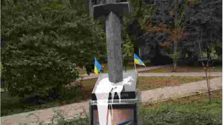 В Києві пам'ятник воїнам АТО облили фарбою й намагалися підірвати