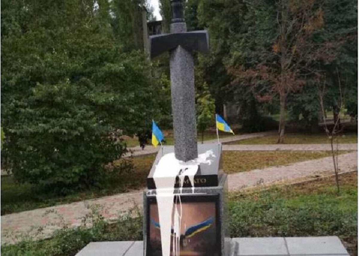 В Києві пам'ятник воїнам АТО облили фарбою й намагалися підірвати