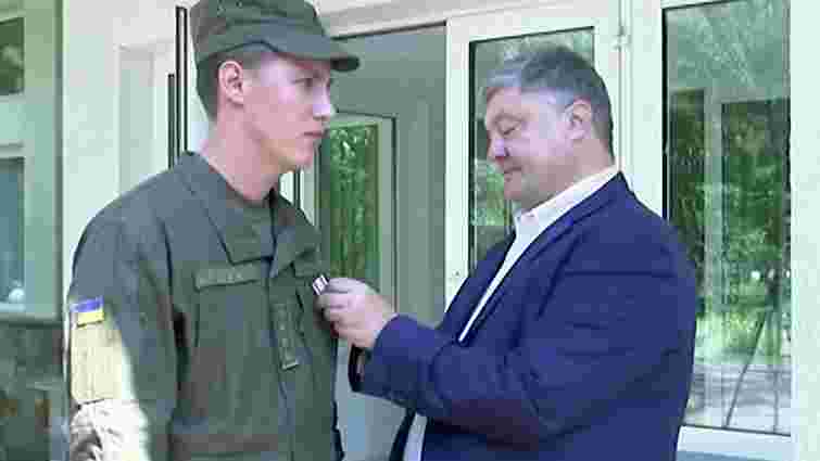 Порошенко нагородив гвардійця, який надав жінці невідкладну допомогу після вибуху під Кабміном