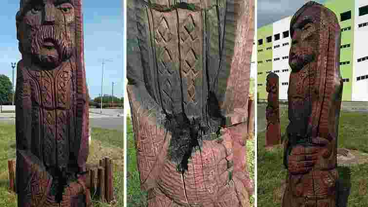 На Сихові вандали підпалили дерев'яні скульптури козаків