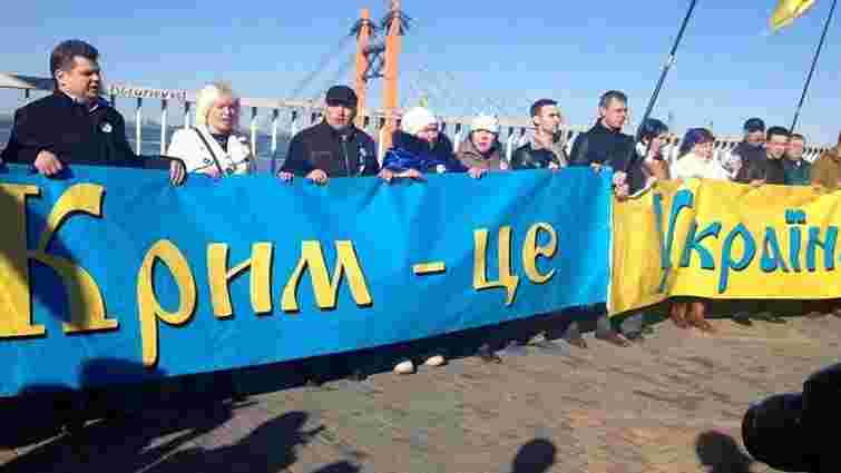 В окупованому Криму активісти представили газету українською та російською мовами