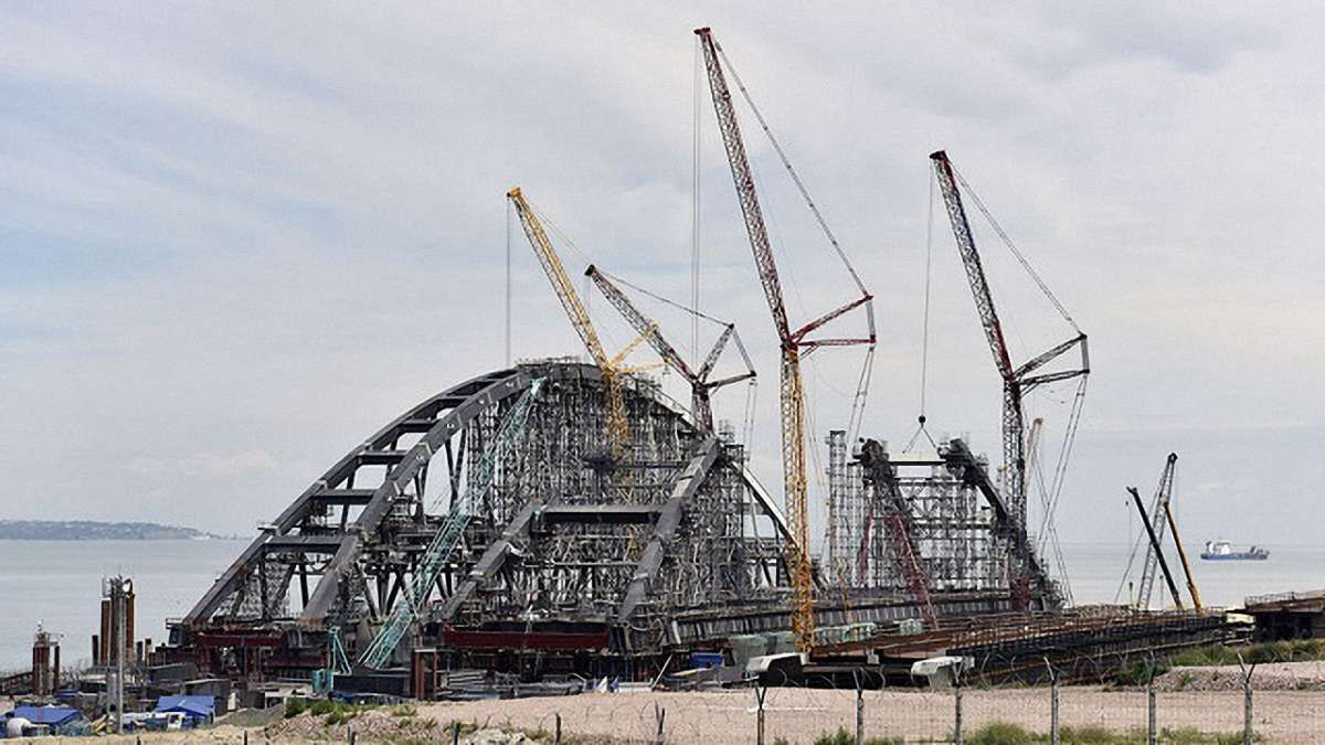 Окупанти почали встановлювати залізничну арку Керченського мосту

