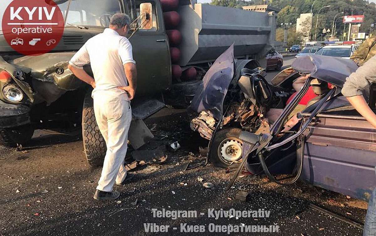 У Києві автомобіль із арсеналом вогнепальної зброї потрапив в аварію