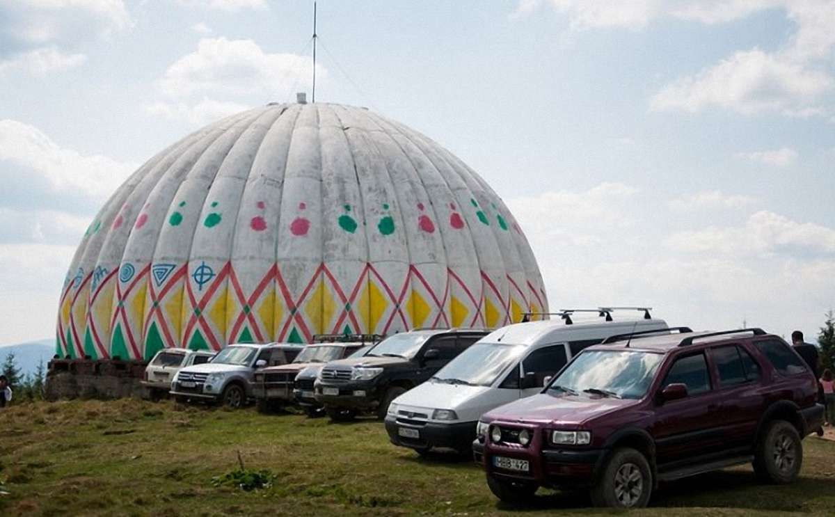 Радіолокаційний купол покинутої бази ППО в Карпатах розмалювали під гігантську писанку 