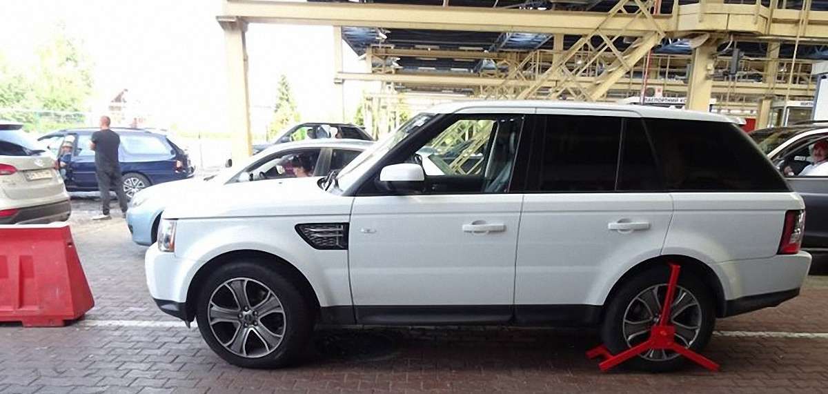 У пункті пропуску «Краковець» прикордонники виявили викрадений Range Rover