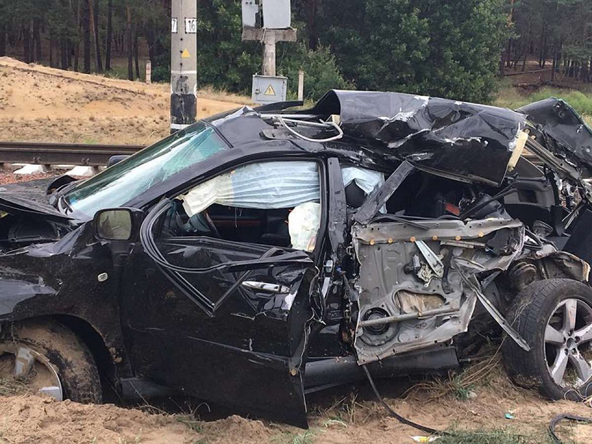 На Київщині поїзд протаранив Lexus на залізничному переїзді