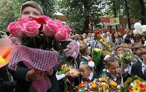 Волонтери закликають українців відмовитися від квітів на День знань і допомогти дітям