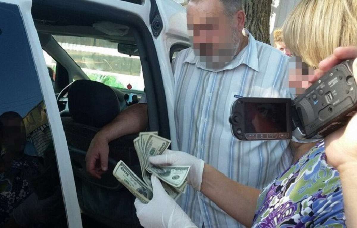 У центрі Рівного затримали декана, який вимагав $1,4 тис. хабара від батьків абітурієнтів