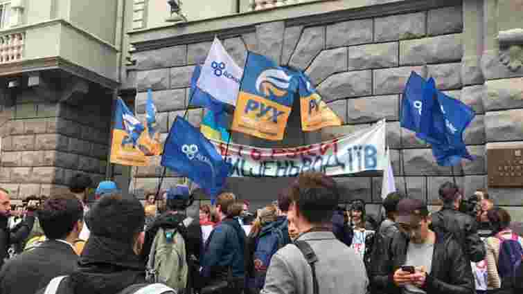 Через здорожчення цін на автогаз у Києві проводять мітинг під СБУ