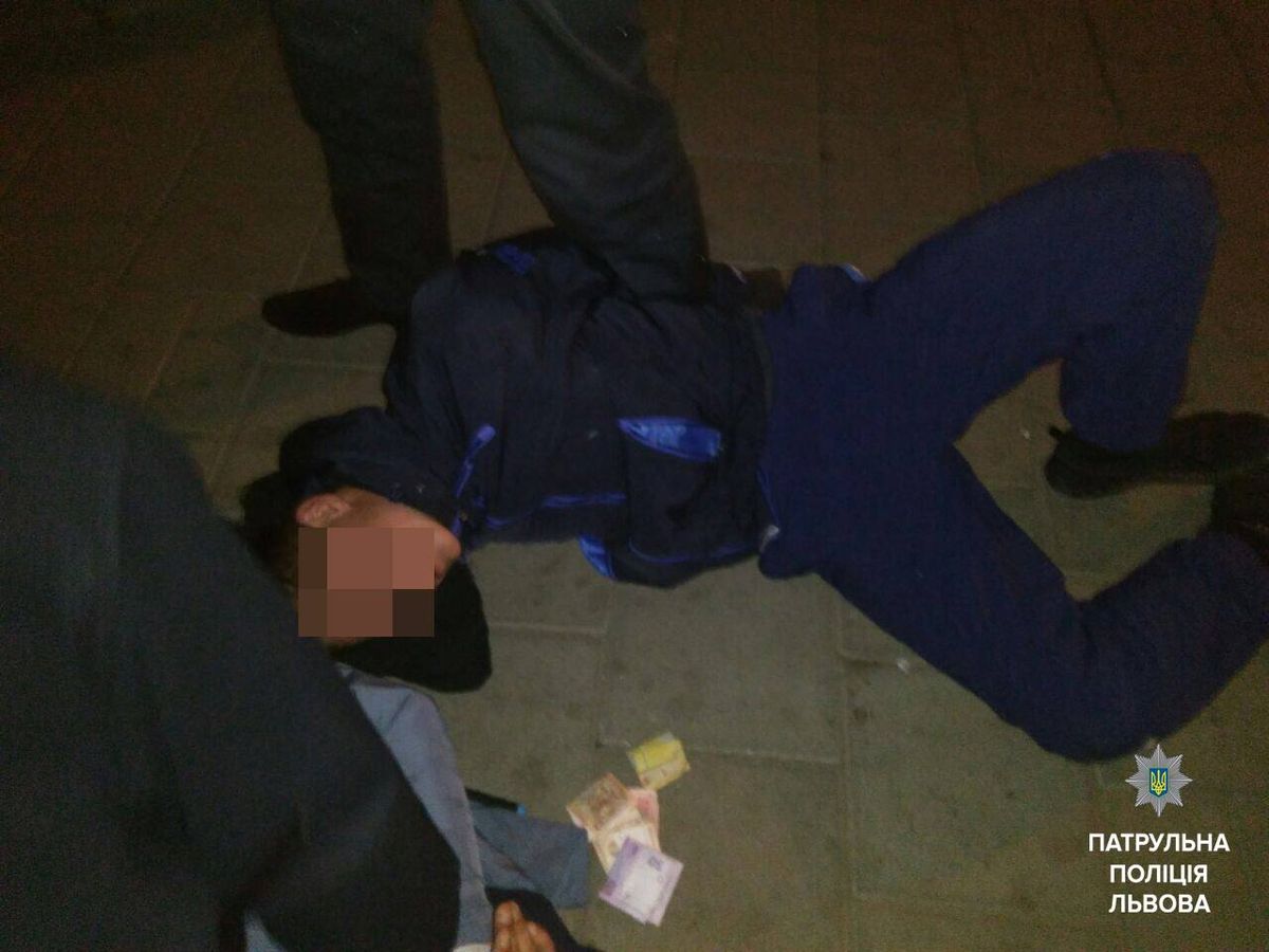 Вночі у Львові двоє чоловіків зі зброєю напали на перехожих