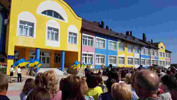 Петро Порошенко відкрив школу-довгобуд поблизу Львова