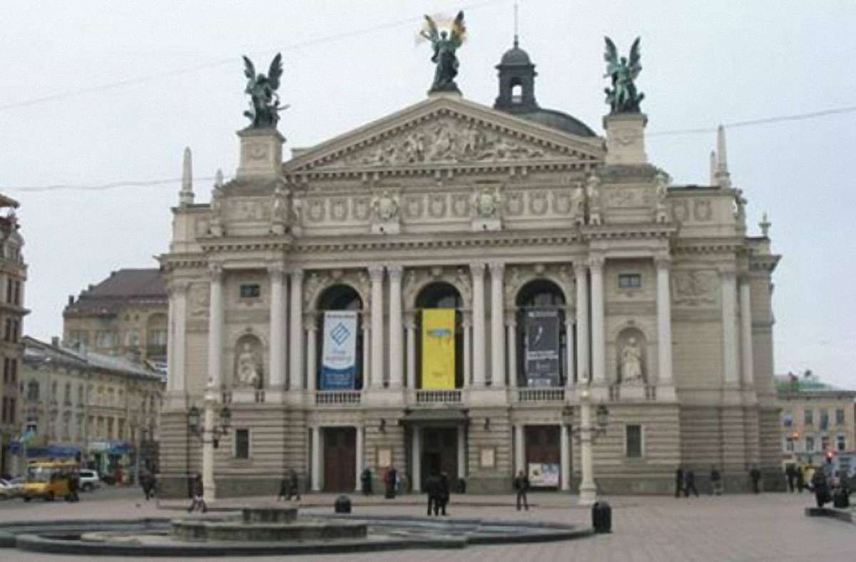 Львівська Опера  відмовилась від комерційної реклами на фасаді