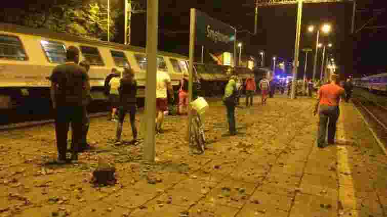 Унаслідок зіткнення вантажного та пасажирського поїздів у Польщі постраждало 28 людей